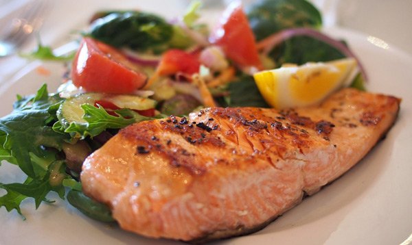 Fisch wie Lachs enthält viel Omega-3-Fettsäure